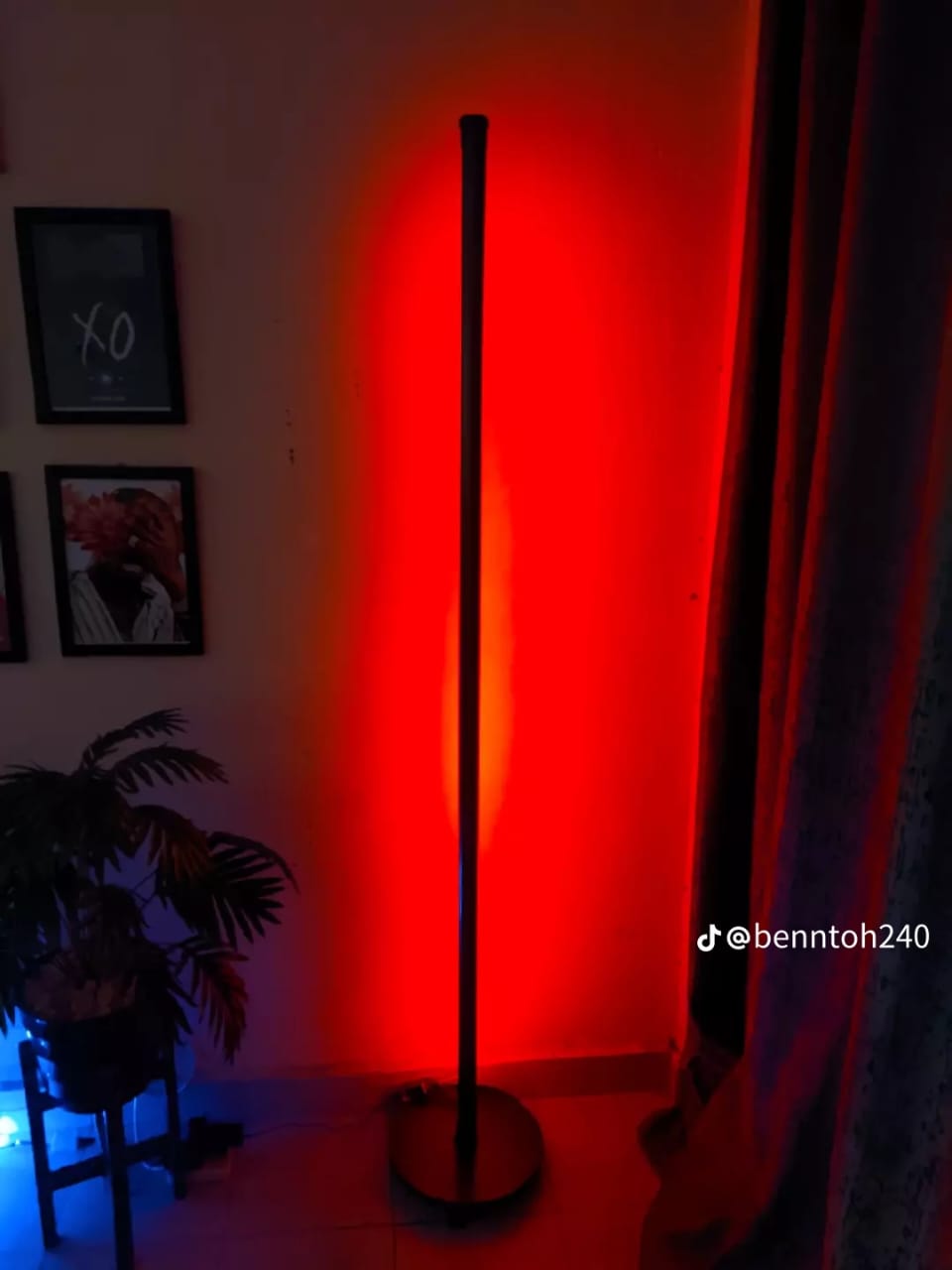 Magic Corner LED floor lamp with brass finishes and linen shade